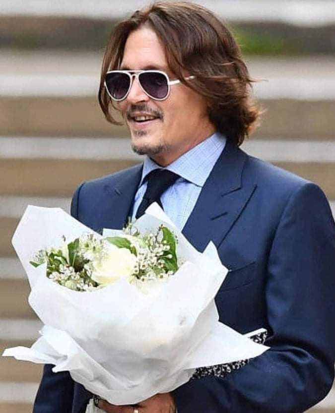 fotopine's tweet photo. #JhonnyDeep #IStandWithJohnnyDepp
Una admiradora sorprende a Johnny Depp, después de finalizar el juicio del día, y le regaló un ramo de flores. 
La felicidad del actor ante este gesto no tiene palabras ❤️ https://t.co/E33INqJvjs