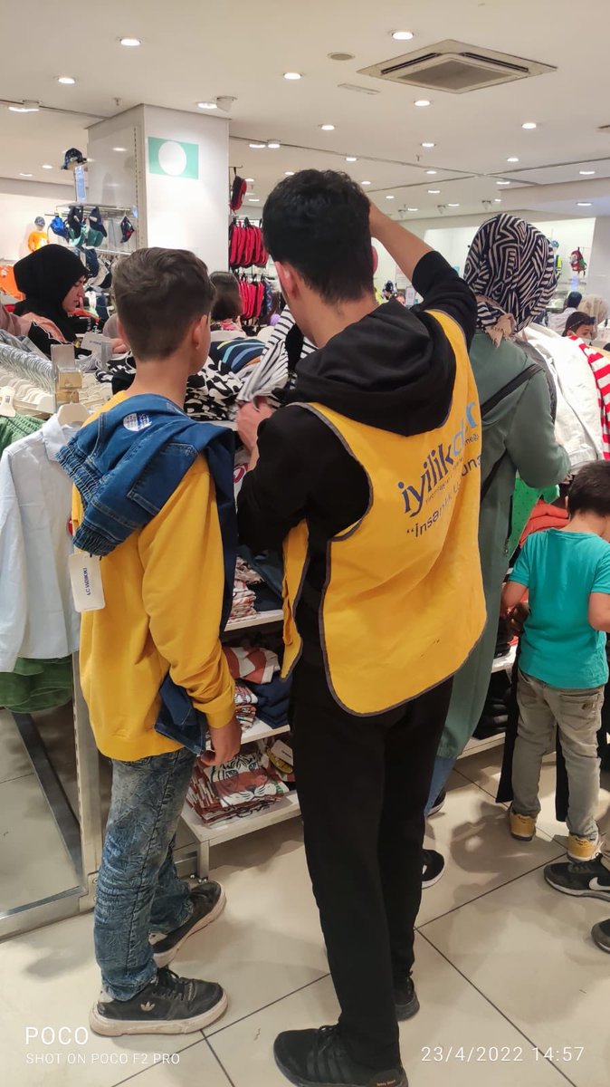 Yetim gülerse dünya güler. 🎁 
Bugün gerçekleşen yetim bayramlık giydirme yardımından geriye kalanlar.