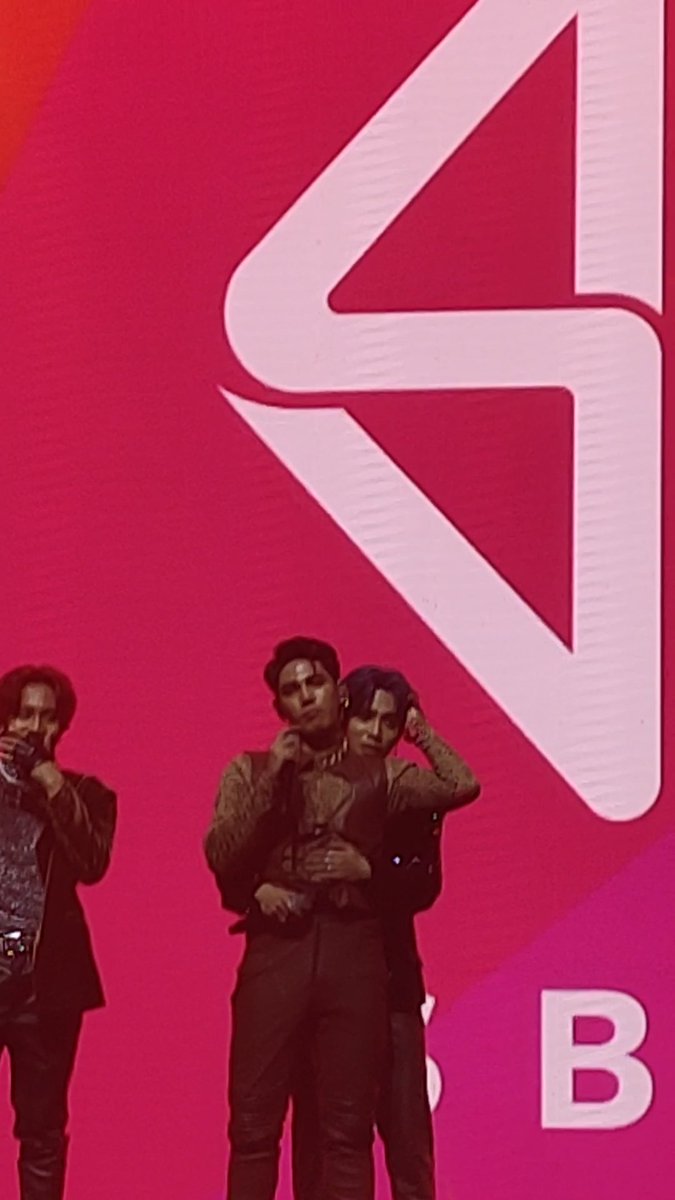sexydilis's tweet photo. DITO AKO SA JOSHTELL YAKAPANNNNNN

@stellajero_ @JoshCullen_s

#DunkinPHPSB19Concert 🍩 
@SB19Official #SB19 
#DunkinPresentsSB19 https://t.co/s94RhdR0pa