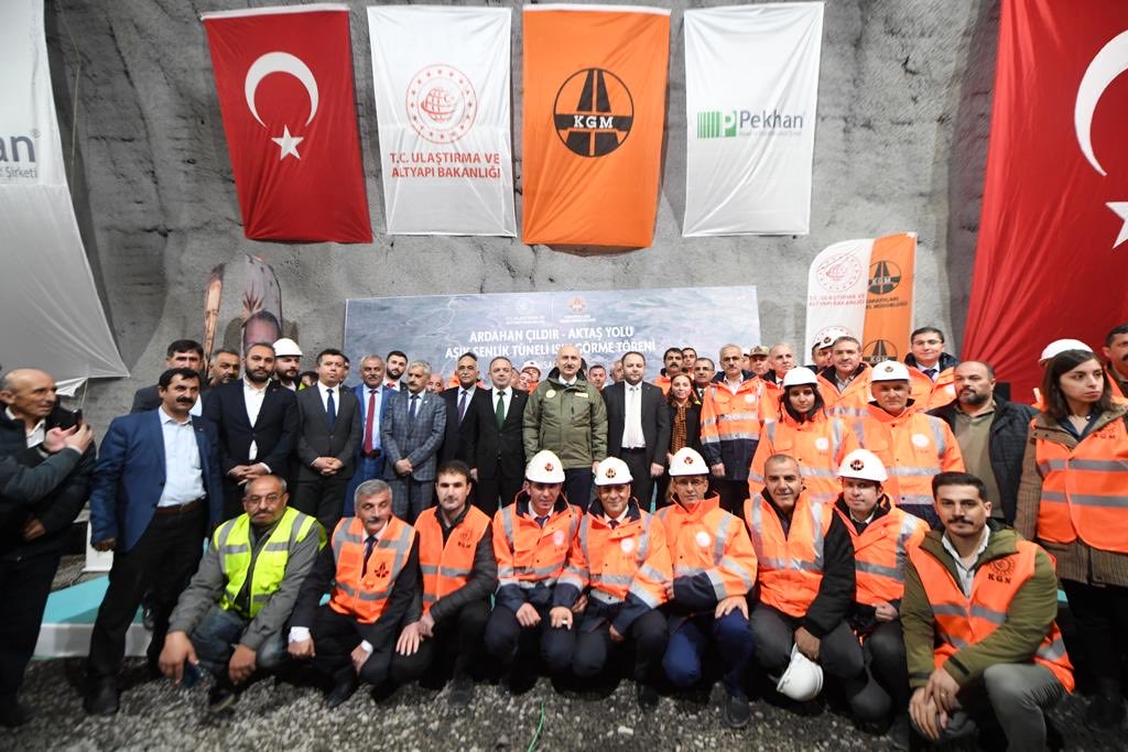 zekipeker13's tweet photo. 2 * 2468 metre’Tünel inşaatımızda ışık gördük Allah’ım tamamına erdirsin.Emeği geçen tüm Çalışma arkadaşlarıma Teşekkür ederim🧿 https://t.co/TePObP0mQE