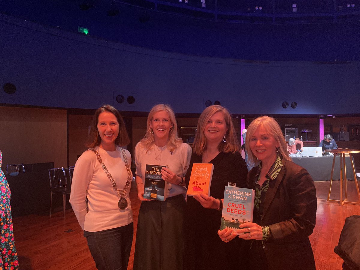 With gracious host of #RumpusInTheRound @LordMayorDublin and fantastic fellow authors @HappyMrsH @gillperduewrite @catherinekirwan