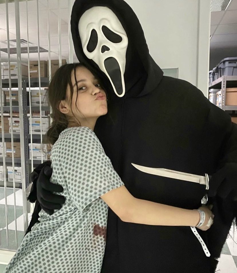 ScreamFR's tweet image. Nouvelle photo de Jenna Ortega sur le tournage de #Scream 🔪❤️