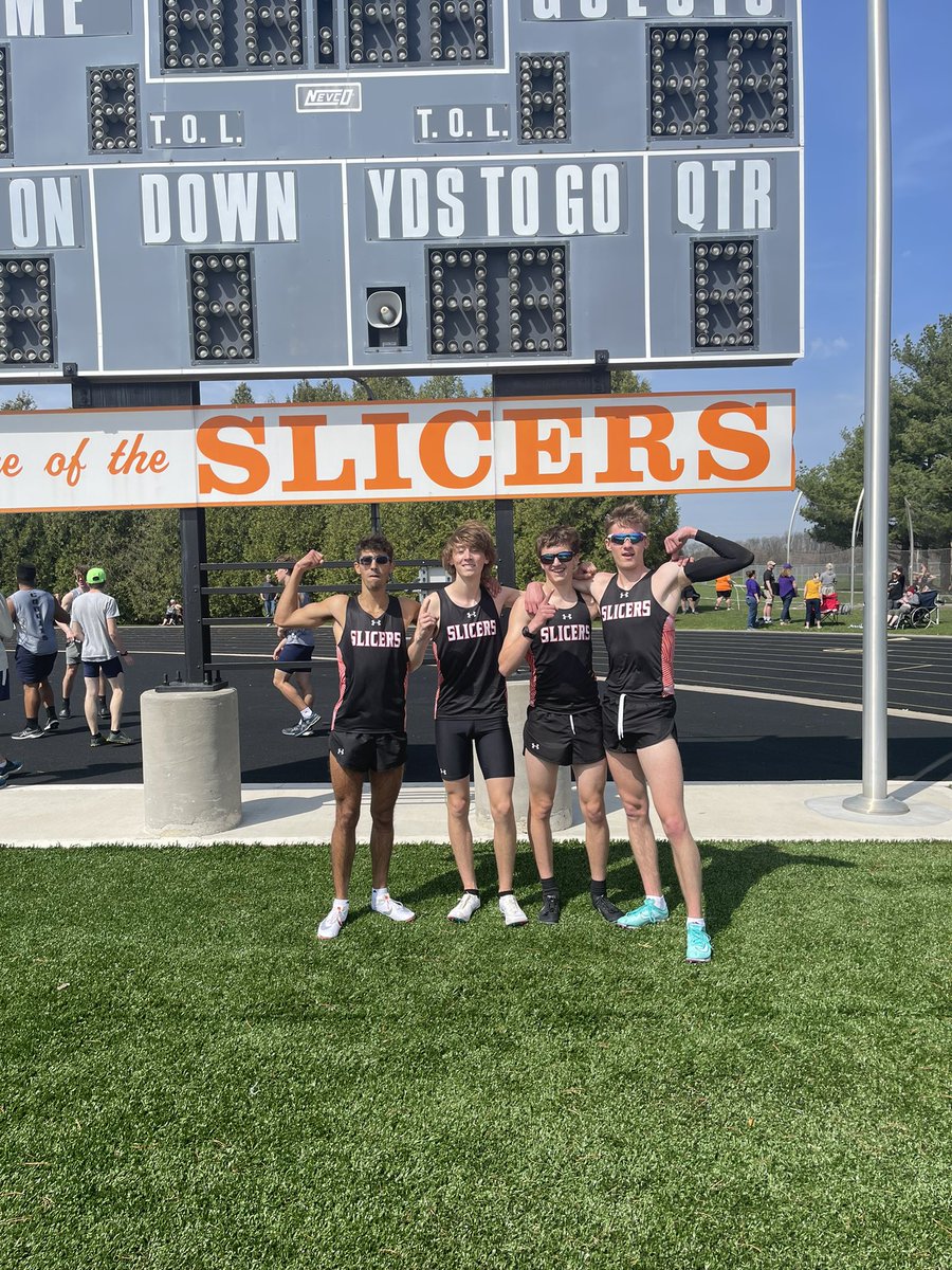 Boy’s 4x800m Relay: 

The LaPorte team of Stephen Klimczak, Jay Pillai, Hunter Quadlin, and Tyler Troy took the win with a time of 8:32.59! 🏃🏻⚡️

<a href="/LPCCTF/">LPCC</a> #dickdeardurff