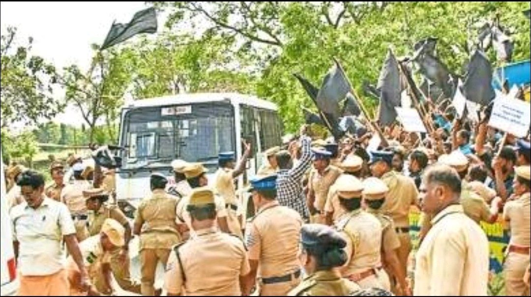 BJP400MPs's tweet photo. #கவர்னர்_அதிரடி.
கருப்பு கொடி வீசினவங்க மேல Section-124 ல வழக்கு பதிவு செய்ய உத்தரவு.
இதில் தண்டனை 7 வருடம்.
FIR செல்லாது - அவசியமில்லை.
@annamalai_k https://t.co/g7ZqtV6LIv