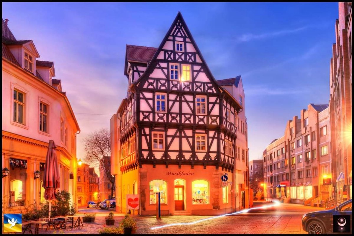 OliverFriebel's tweet photo. #Halle Das Graseweghaus am Abend.
Bleibt gesund und munter!!!☮ https://t.co/lajqjqwP3I
