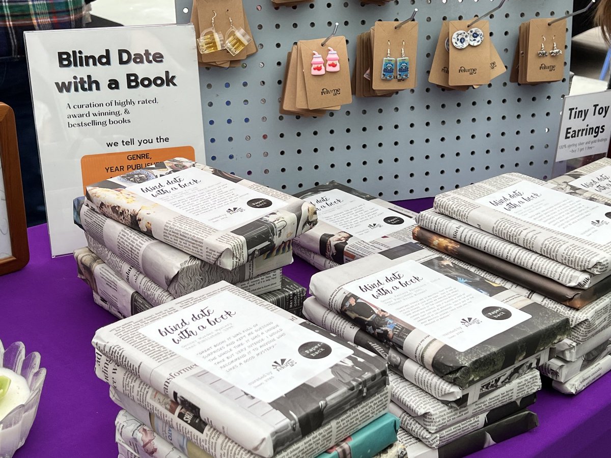 Choose2BCurious's tweet photo. Loved this βBlind Date with a Bookβ spotted at β¦@RosslynVAβ© Flower Market today. Great curiosity practice! #choosetobecurious #RosslynRefresh https://t.co/bVKEJ3vccu