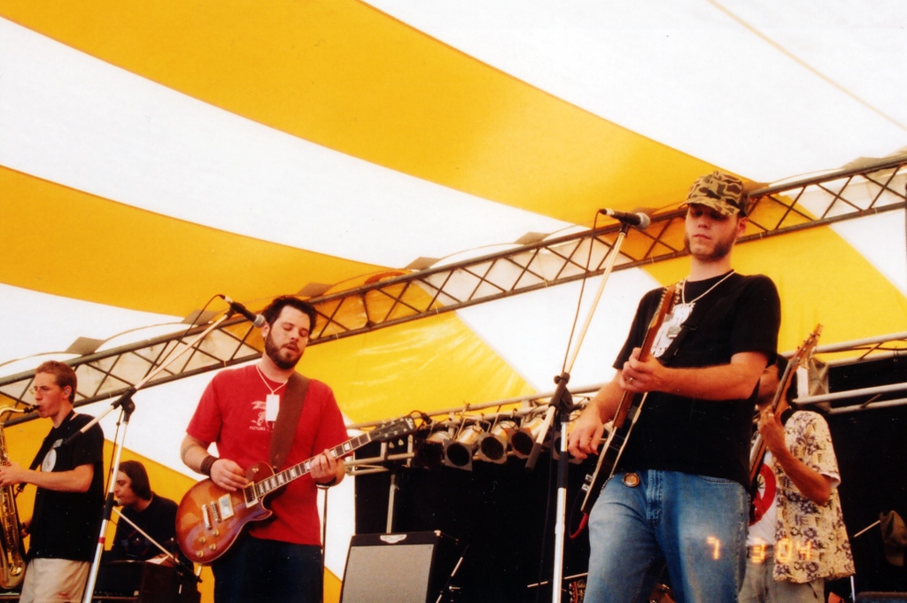 NLFB_festival's tweet photo. ๐ธ #FestivalHistory: Here is now defunct #Sudbury #ska #reggae #rock outfit The Mondo Idols, under the iconic yellow and white canvas, in 2004.
#canadianmusic #ontariomusic #sudburymusic #musichistory #livemusicphotography #canadianfestivals https://t.co/EoCiN71KrS