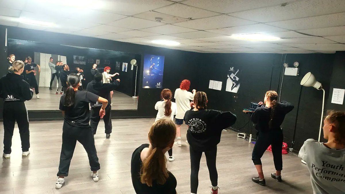 Medancecompany1's tweet photo. Our first Saturday back after the Easter break and what a class. 
Starting with an intense warm-up, rehearsal then straight into learning a new commercial work by our  @gemmapilgrim . 
Based on our #chainstories theme this piece brings happiness and energy and  good vibes ☀️ https://t.co/9cTQRUwAWX