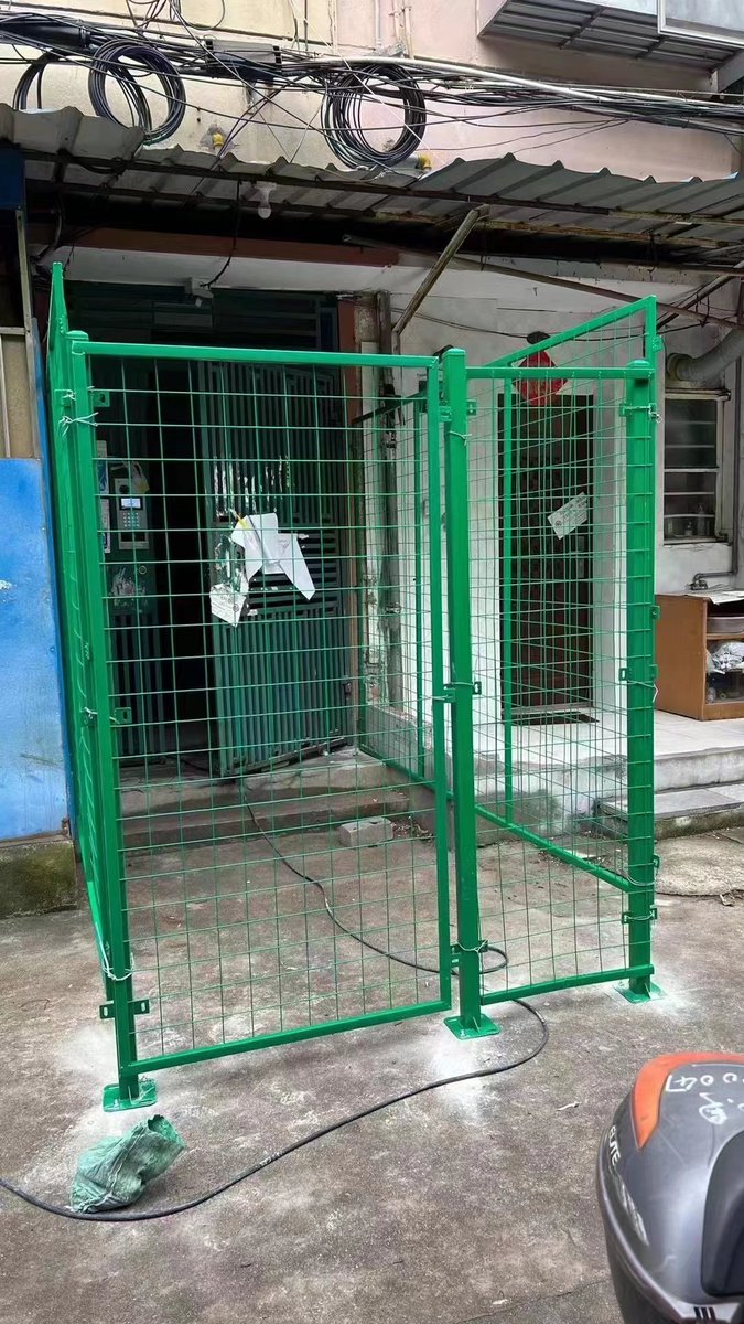calebleal92's tweet photo. This is insane. #shanghai is now installing cages on roads and infront of building doors, wtf! #china #lockdown #Covid_19 #shanghailockdown https://t.co/diaGREeqiK