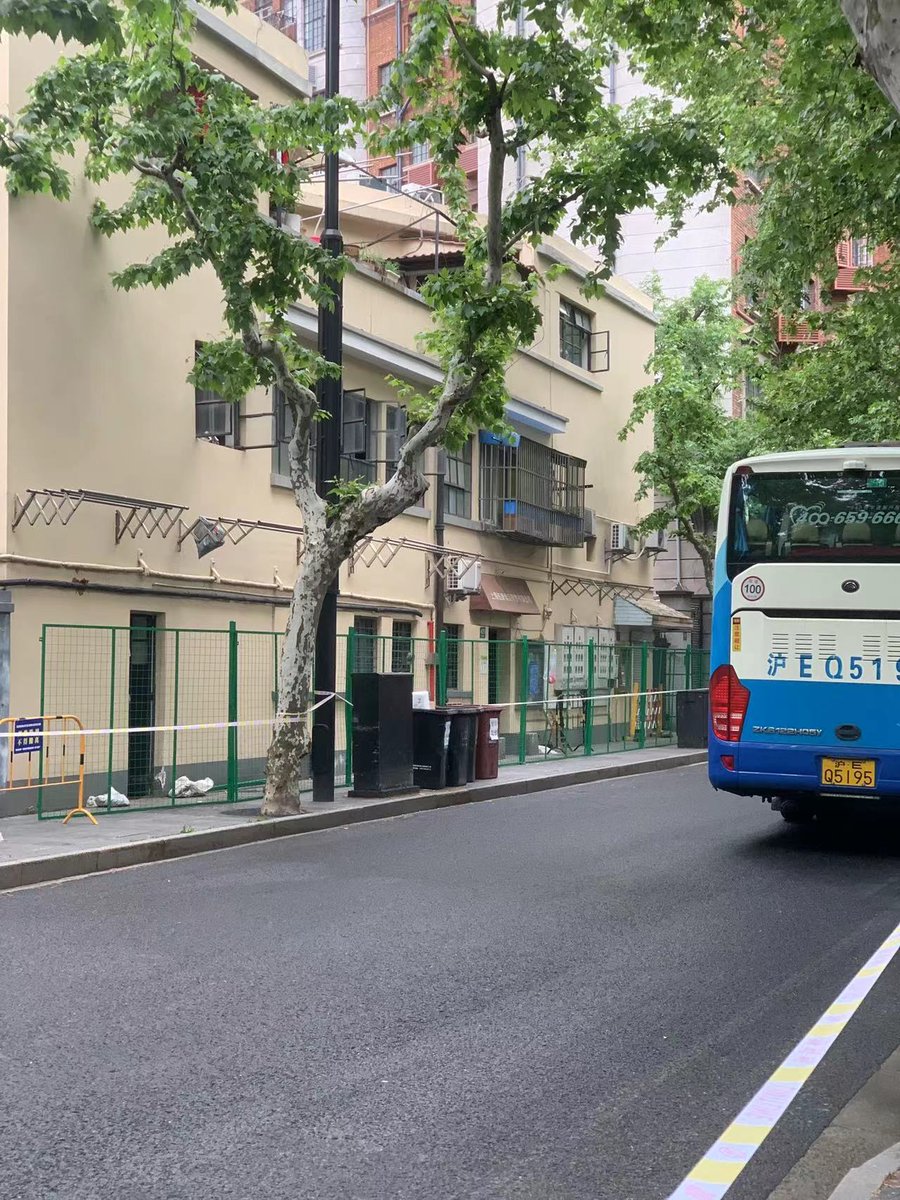 calebleal92's tweet photo. This is insane. #shanghai is now installing cages on roads and infront of building doors, wtf! #china #lockdown #Covid_19 #shanghailockdown https://t.co/diaGREeqiK