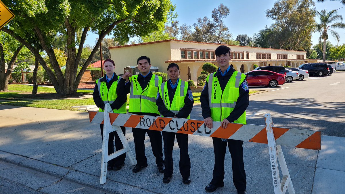 VVUSDPD's tweet photo. Explorer Post 975 is out happily assisting @CityofPerris with their annual Community Health Fair and Color Run! #vvusdpd #explorerpost975 #perris #community https://t.co/gbXj5tNKii