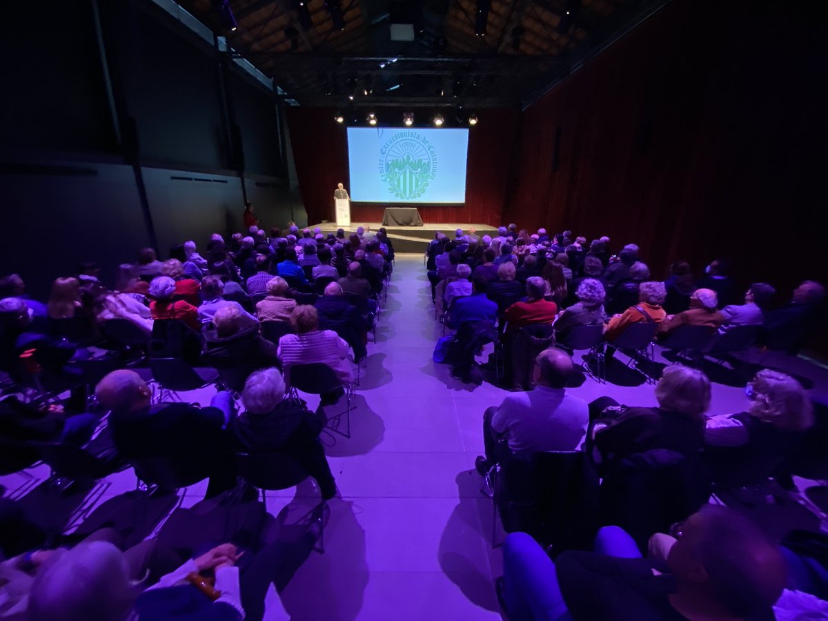 albertgusi's tweet photo. Dia important al @CEC_cat amb el lliurament de les insígnies a socis i sòcies que fan 75, 50 i 25 anys que formen part del Centre. Avui al @ElBornCCM
.
#cec #centreexcursionista https://t.co/WNBJFUIxSb