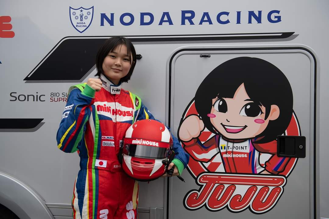 aerio112's tweet photo. 第1レース、地元の走り慣れたドライバー達の中で孤軍奮闘、決勝25位は立派です！
SC中の追い越しで10秒加算は痛いけど、第2レースも落ち着いてたくさんのことを吸収しながら最後まで走りきってくださいね👍
#JujuNoda_Racing
#Drexler Formel Cup
#TopJet F2000 Formula Trophy https://t.co/ONRvmEWm6n