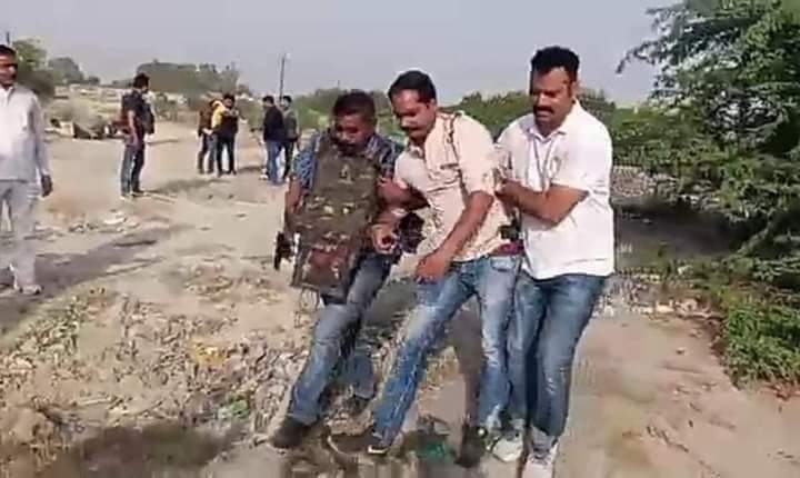 kavraj__'s tweet photo. गोली लगने के बाद भी, मौत से शर्त लगाए वो #राजपूत 
घायल हो कर भी,  मूछों पर ताओ दे वो #राजपूत 🔥
#मैनपुरी_SOG_टीम_का_शेर_भाई_रवि_ठाकुर 
सैल्यूट रवि भाई 🙏🏻🙏🏽🙏🏽🙏🏽 जय भवानी https://t.co/GgUHNr2pNE