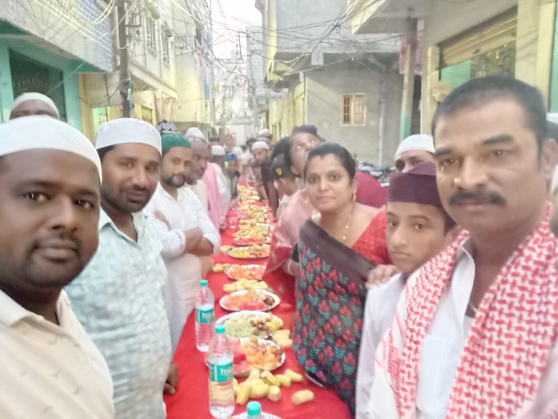 sangeetha_vanam's tweet photo. Hon'ble Khairatabad MLA Danam Nagender garu along with Somajiguda Division Corporator Vanam Sangeetha Srinivas Yadav participated in Iftar party in M.S Maktha along with TRS leaders.
@NagenderDanam https://t.co/k6XsRNCp5U