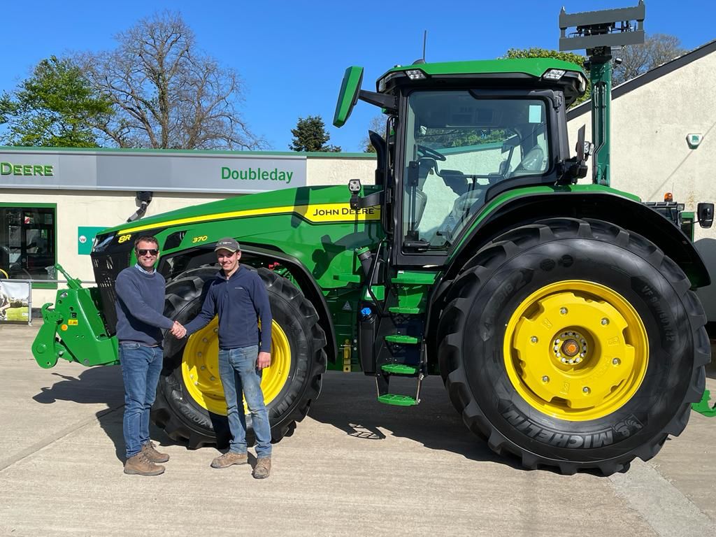 DoubledayGroup's tweet image. Collection Day! Doubleday Kings Lynn Sales Representative Richard Wales had the pleasure of handing over this New John Deere 8R 370 to Hamish Fleming of Wales Eastgate Farms Ltd, thank you Toby &amp;amp; Hamish for your continued support. #CollectionDay #8R