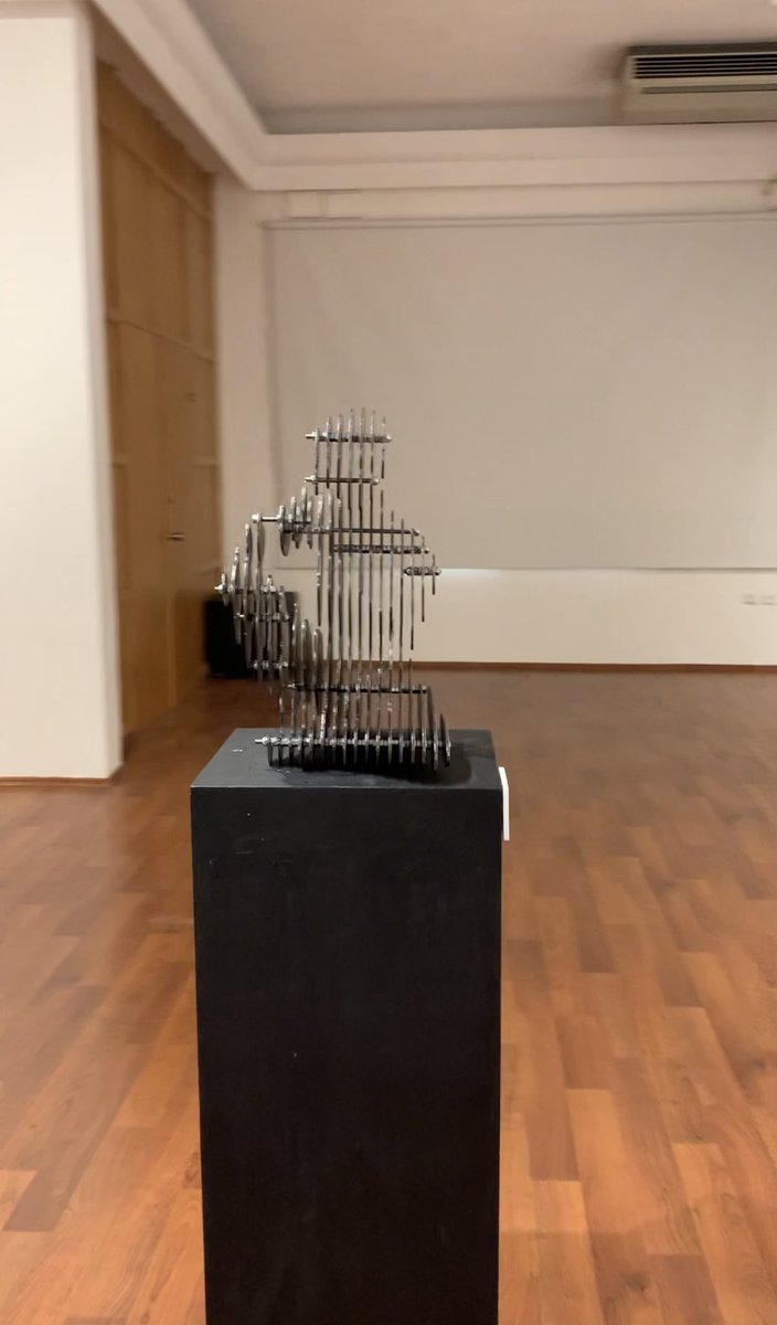 ankaraworkshop's tweet photo. Sergide en çok ilgimizi çeken çalışmalardan biri de Nihan Işık Senan’a ait. Senan’ın “Hibrit Anatomiler” yerleştirmesi, aktüel ve sanal arasında bağlantı kurarak algı oyunlarına dikkat çekiyor🗣 Eserler için görsellerimize göz atabilirsiniz!:)👇🏻 @Comdjournal #BilkentCOMD #MFA https://t.co/q4or67JUOG