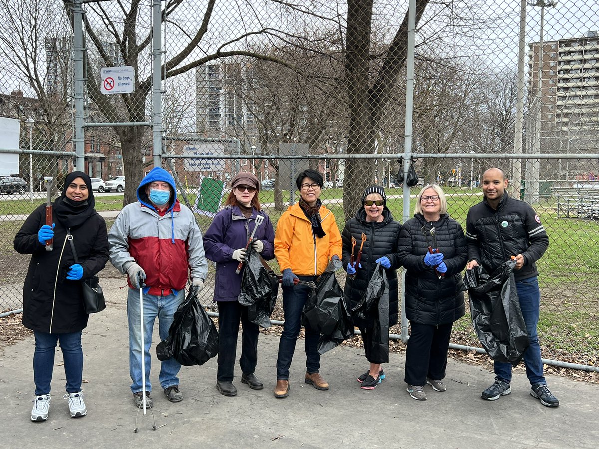 Thank you for a successful #MossParkCleanUp with @gwnatoronto @MarciIen  @kristynwongtam @GrdnDstrctRA @TPSAux51Div