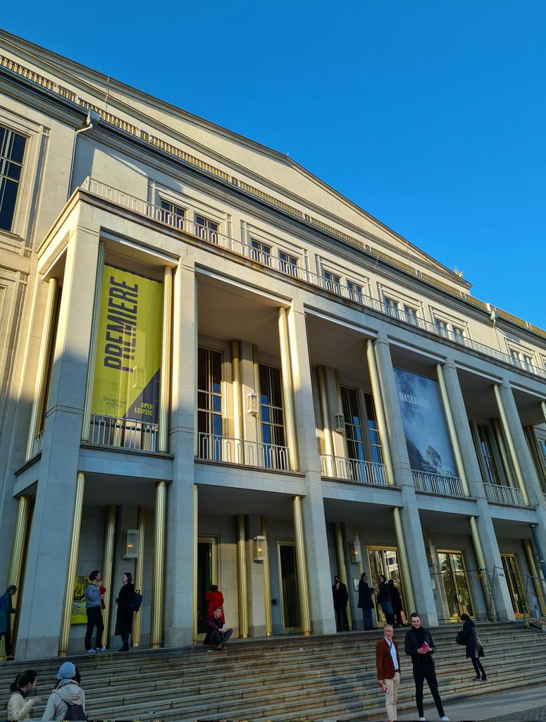 Opernjunkie's tweet photo. Fand die #TobiasKratzer #Maskarade in der #OperFrankfurt ja ziemlich 🥱 aber aus gesellschaftlichen Gründen heute trotzdem in der #Premiere der #OperLeipzig dabei, die Musik von #CarlNielsen fand ich immerhin erfrischend abwechslungsreich 🎶 https://t.co/0UbbI1F5bS
