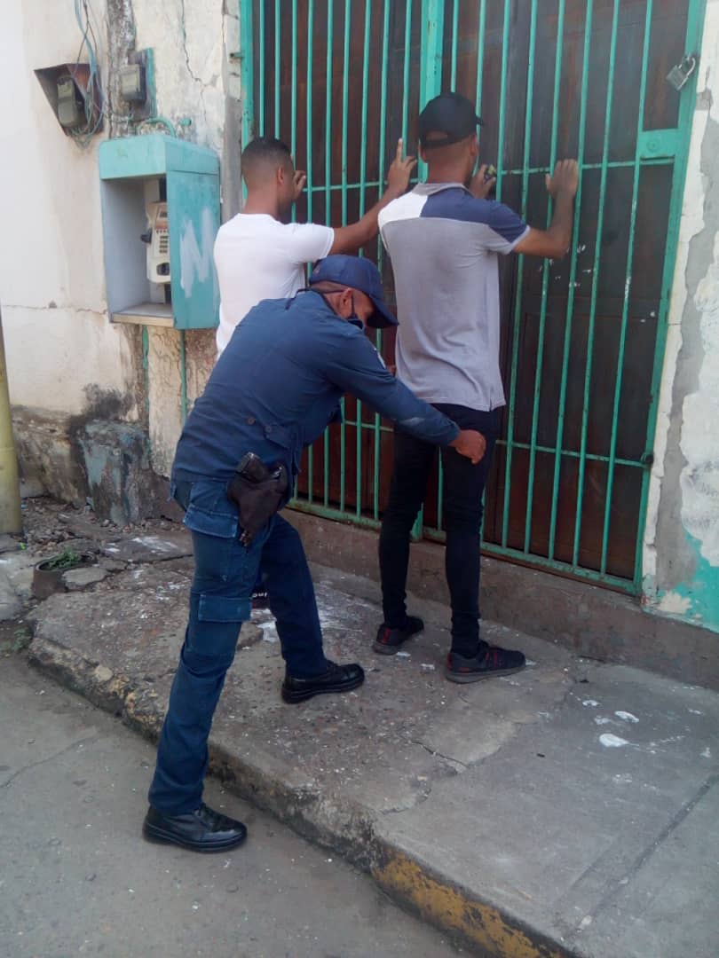 poliguarico15's tweet photo. #23Abr|| En el cumplimiento del Vértice 1 de la Gran Misión @cuadrantdpaz y del dispositivo @Guaricoseguro se realizó despliegue de seguridad preventivo, por diferentes sectores del Mpio. Mellado.
#VenezuelaTerritorioDePaz 
#ElSombrero
#CCP6 https://t.co/XSHQoLhHln