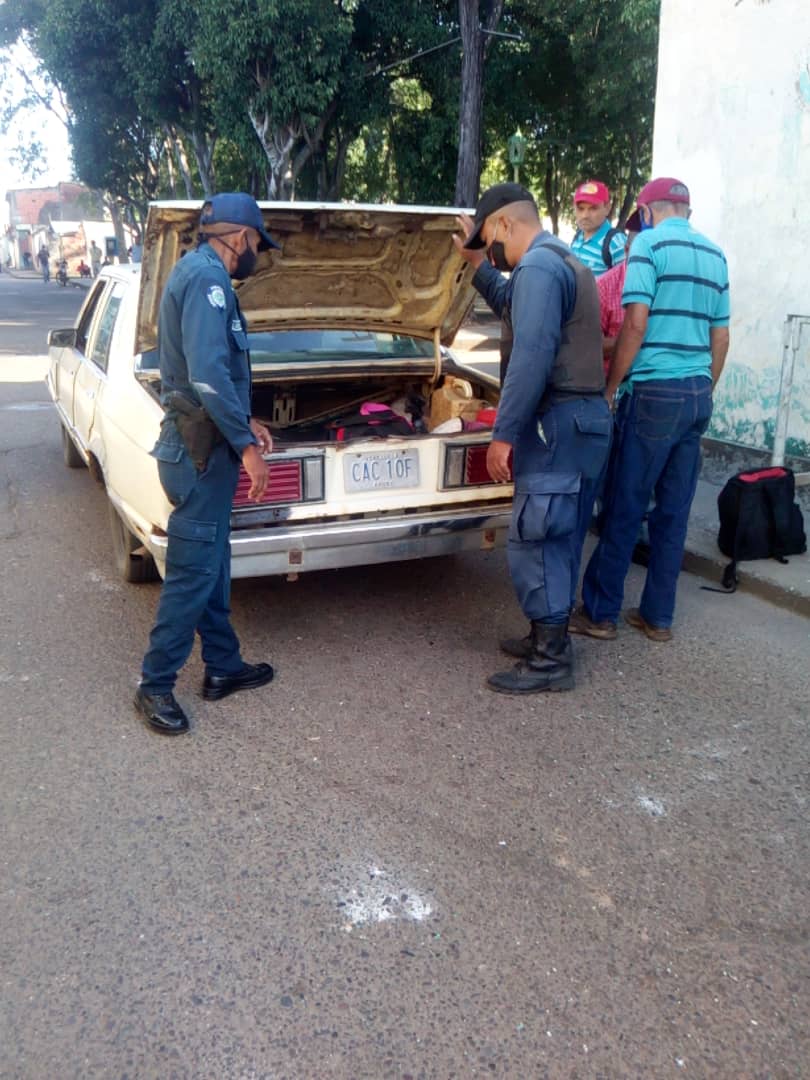 poliguarico15's tweet photo. #23Abr|| En el cumplimiento del Vértice 1 de la Gran Misión @cuadrantdpaz y del dispositivo @Guaricoseguro se realizó despliegue de seguridad preventivo, por diferentes sectores del Mpio. Mellado.
#VenezuelaTerritorioDePaz 
#ElSombrero
#CCP6 https://t.co/XSHQoLhHln