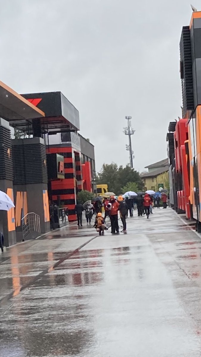 dyshiny's tweet photo. Admin, I’ve missed the post, where is it? 😉 @McLarenF1 #BehindTheScenes #paddockclub #FansLikeNoOther https://t.co/DMeCJDZzPh