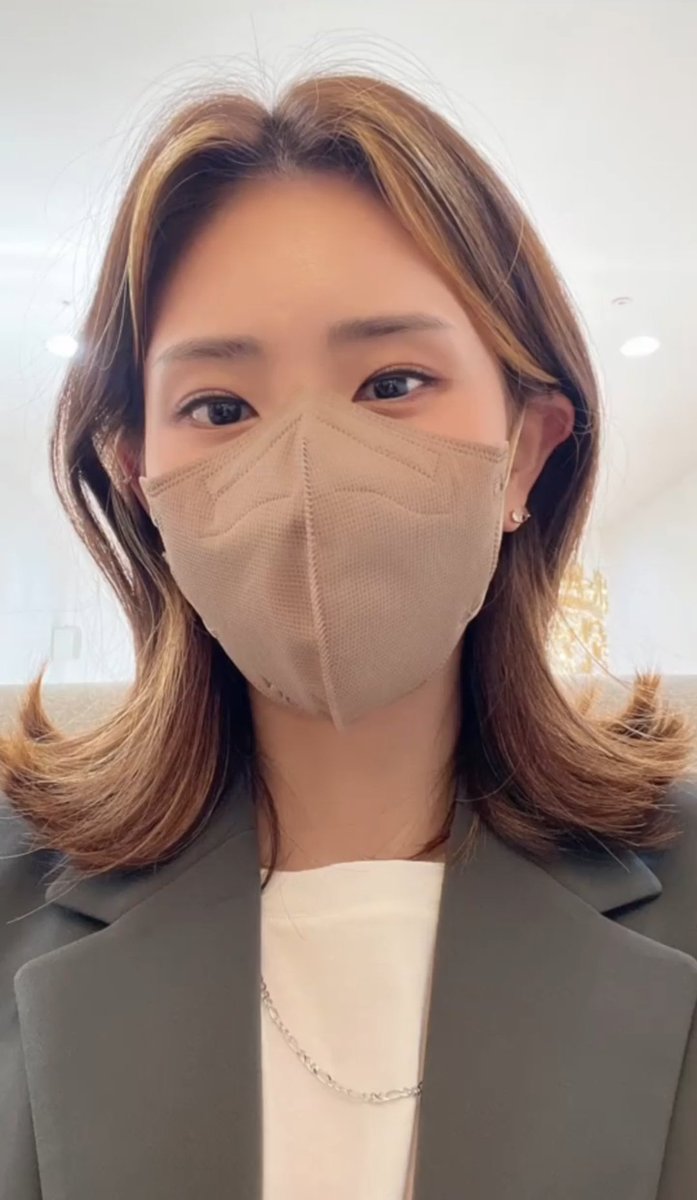 내가 아이돌에 뻐져서 맨날 영상보니깐 말없이 나 쳐다보다가 어느 날 갑자기 이런 셀카 보내오실 것 같음 머리하러 간다고 말도 안해주고 이미 머리 끝난 사진만
따로 코멘트도 없음
나 바로 미안하다고 싹싹 빌어 언니 아랏어 한눈 안팔게 근데 나 염색해서 걔네 좋아했던 건 아닌데 아 아니 ,,,미안