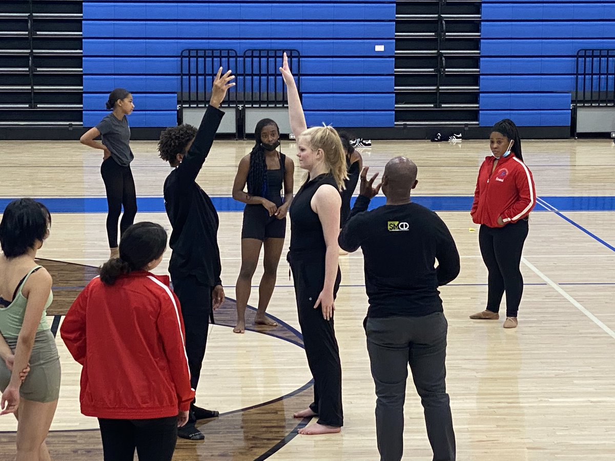 SK_HISD_Dance's tweet photo. And the day is progressing with a special Dance Composition workshop for our Emerging Choreographers #HISDdance #EmergingChoreographers and modern dance workshop for HISD elementary students #DanceMintage @HoustonISD @HISDFineArt https://t.co/sFj6LlqgZp