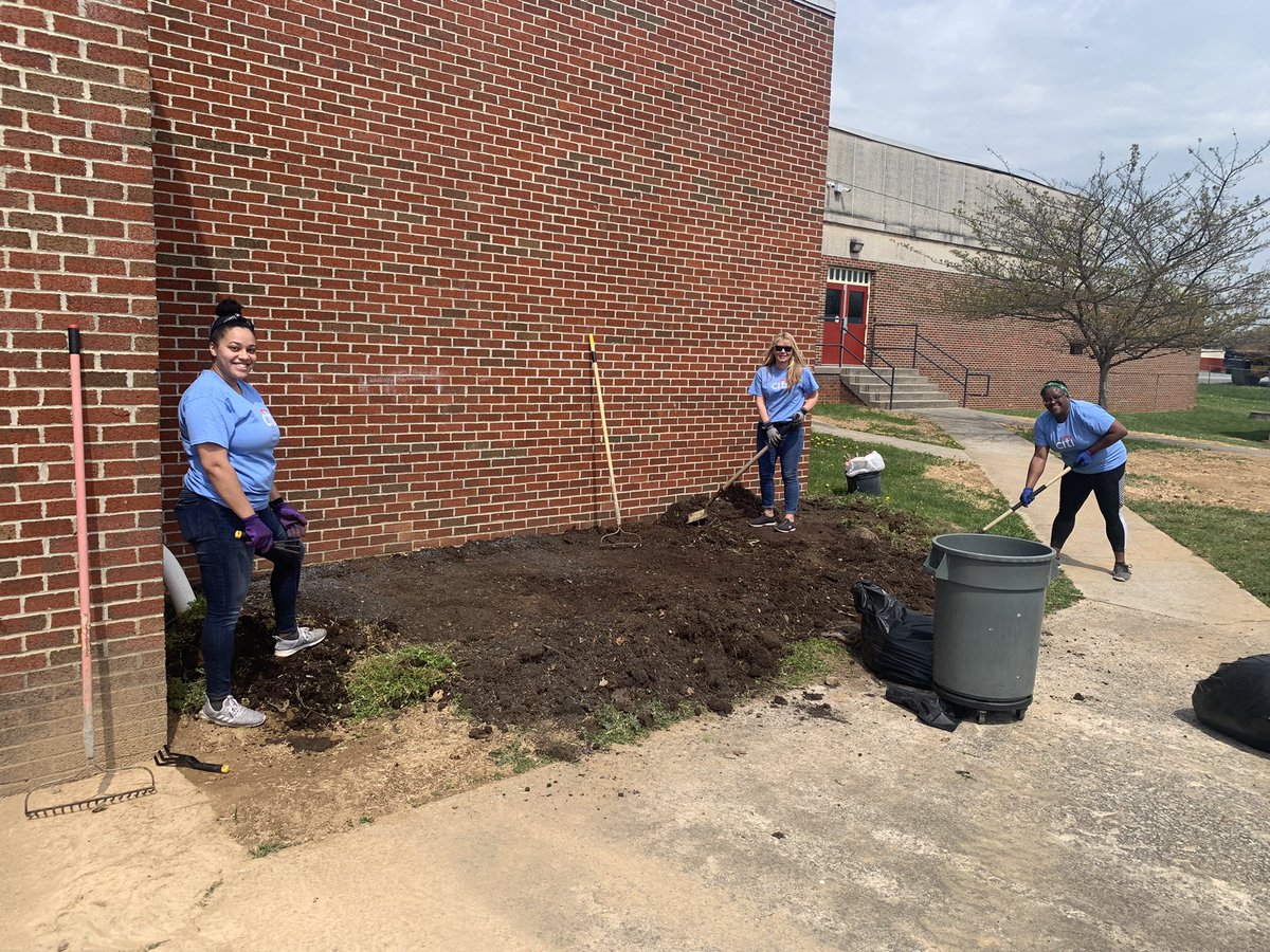 ShaffeShane's tweet photo. @BerkCoSchoolsWV Earth Day Today at Bedington Elementary! Citi volunteers and Bedington Staff working hard on this Earth Day to beautify our school campus for our students and staff! #citivolunteers #EarthDay #BCSProud #BerkeleyWV250 https://t.co/jIolOJXxR8