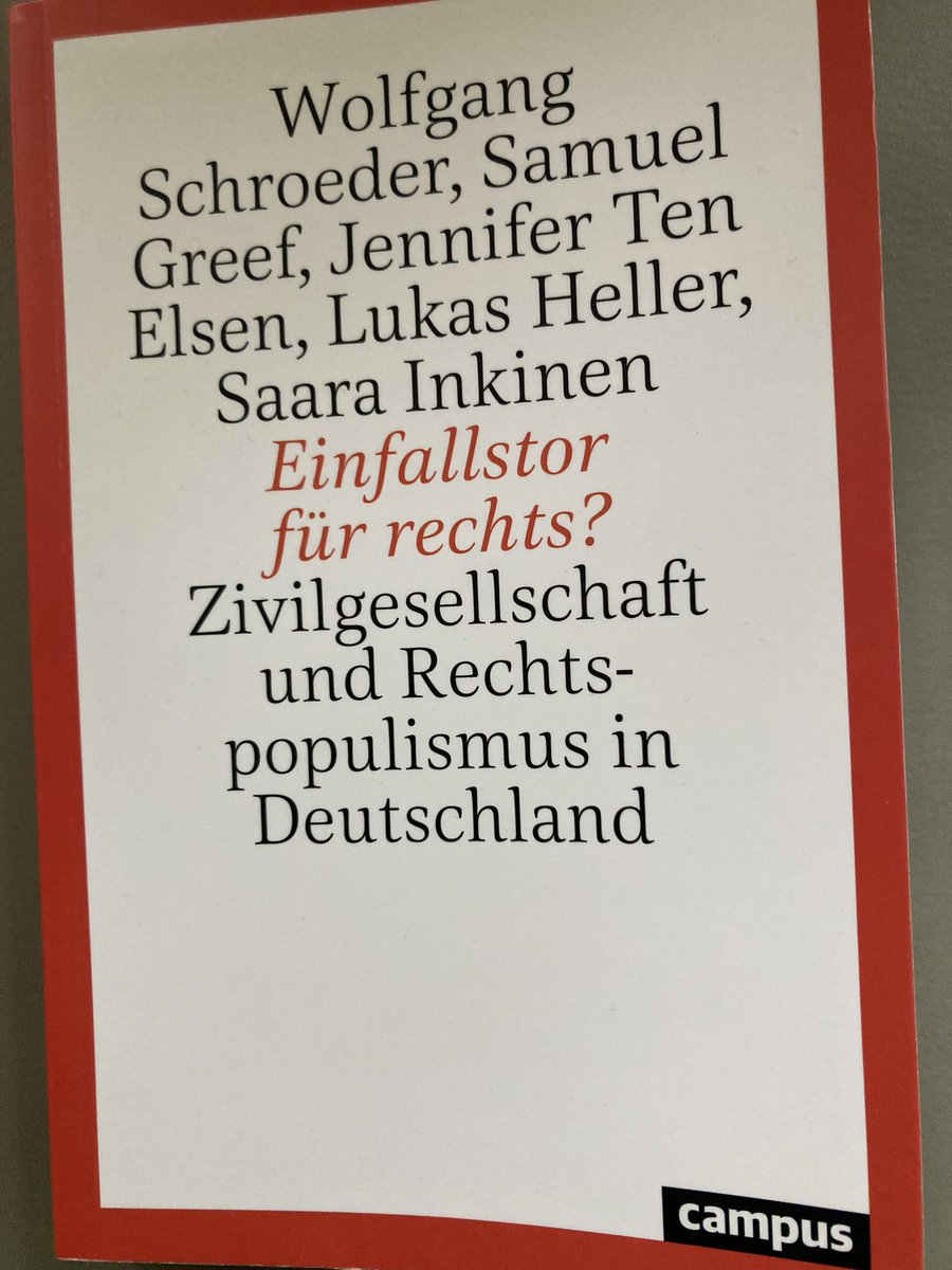 Mit @SamuelGreef Jenni, Lukas und Saara habe ich gerade ein neues Buch publiziert. Es geht um die Konfrontation zwischen Rechtsextremismus und Zivilgesellschaft . Erschienen im #Campus Verlag <a href="/Tagesspiegel/">Tagesspiegel</a> <a href="/faznet/">Frankfurter Allgemeine</a> <a href="/SZ/">Süddeutsche Zeitung</a> <a href="/zeitonline_pol/">ZEIT ONLINE Politik</a> <a href="/tazgezwitscher/">taz</a> <a href="/WZB_Democracy/">WZB Democracy</a> <a href="/WZB_Berlin/">WZB</a>