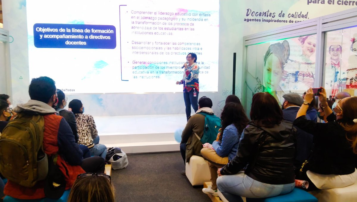 Mineducacion's tweet photo. #AEstaHora en el auditorio de la #FILBo2022, la asesora del @PTA_Colombia, Maribel Betancur, presenta los logros del 'Programa Todos a Aprender' y su importancia en las regiones para mejorar la calidad educativa y los aprendizajes de los estudiantes de Básica primaria. https://t.co/CQCVtvn401