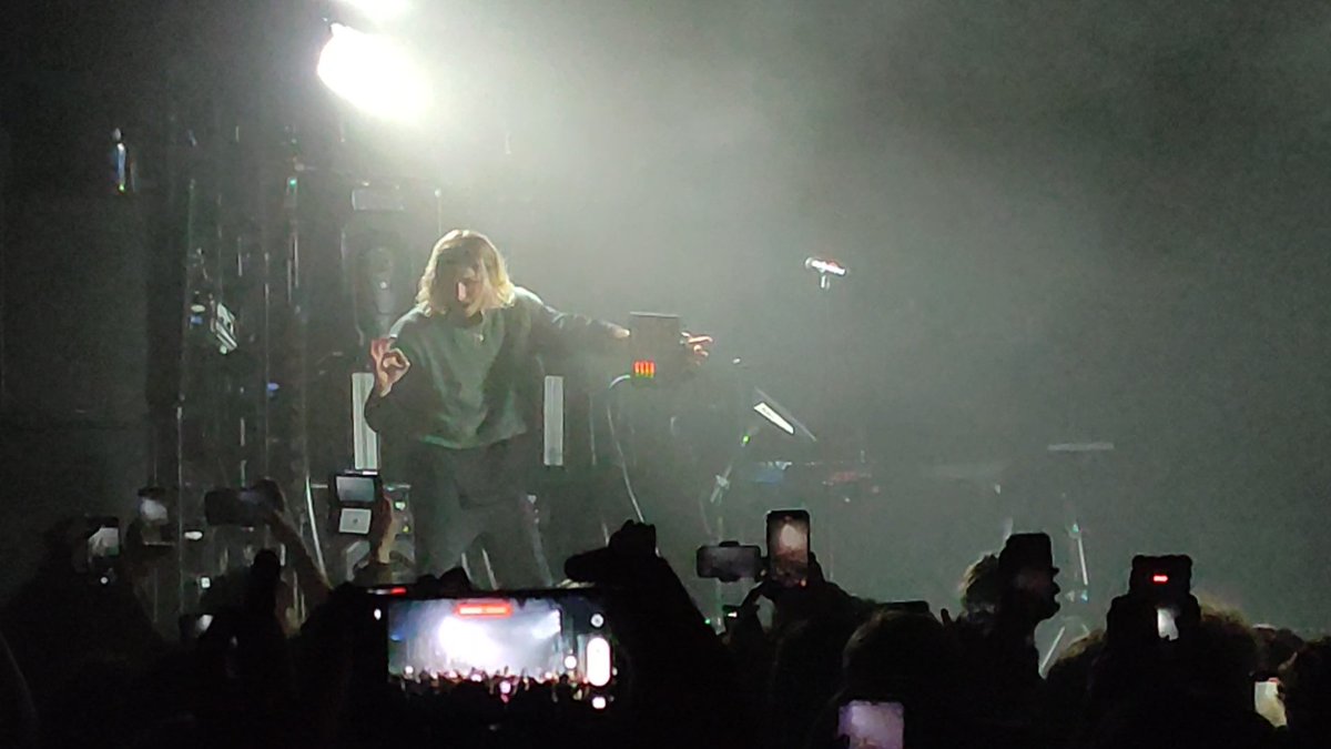 ThisIsntNath's tweet photo. shout out to whoever was recording porter robinson on a 3DS tonight https://t.co/O3Yq7j7mP0