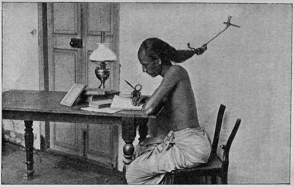 tarihiiimerak's tweet photo. 📸Ders çalışırken uyumamak için saçlarını duvardaki bir çiviye bağlayan Hint öğrenci. Madras Üniversitesi, Hindistan. (1905) https://t.co/if3T7mB42P