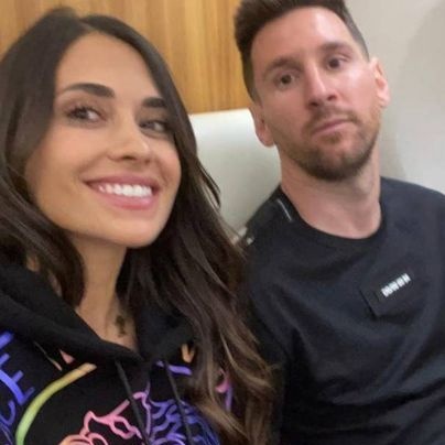 SantiiLnz's tweet photo. Messi con Anto // Messi con Neymar https://t.co/SDdsjaZ8hP