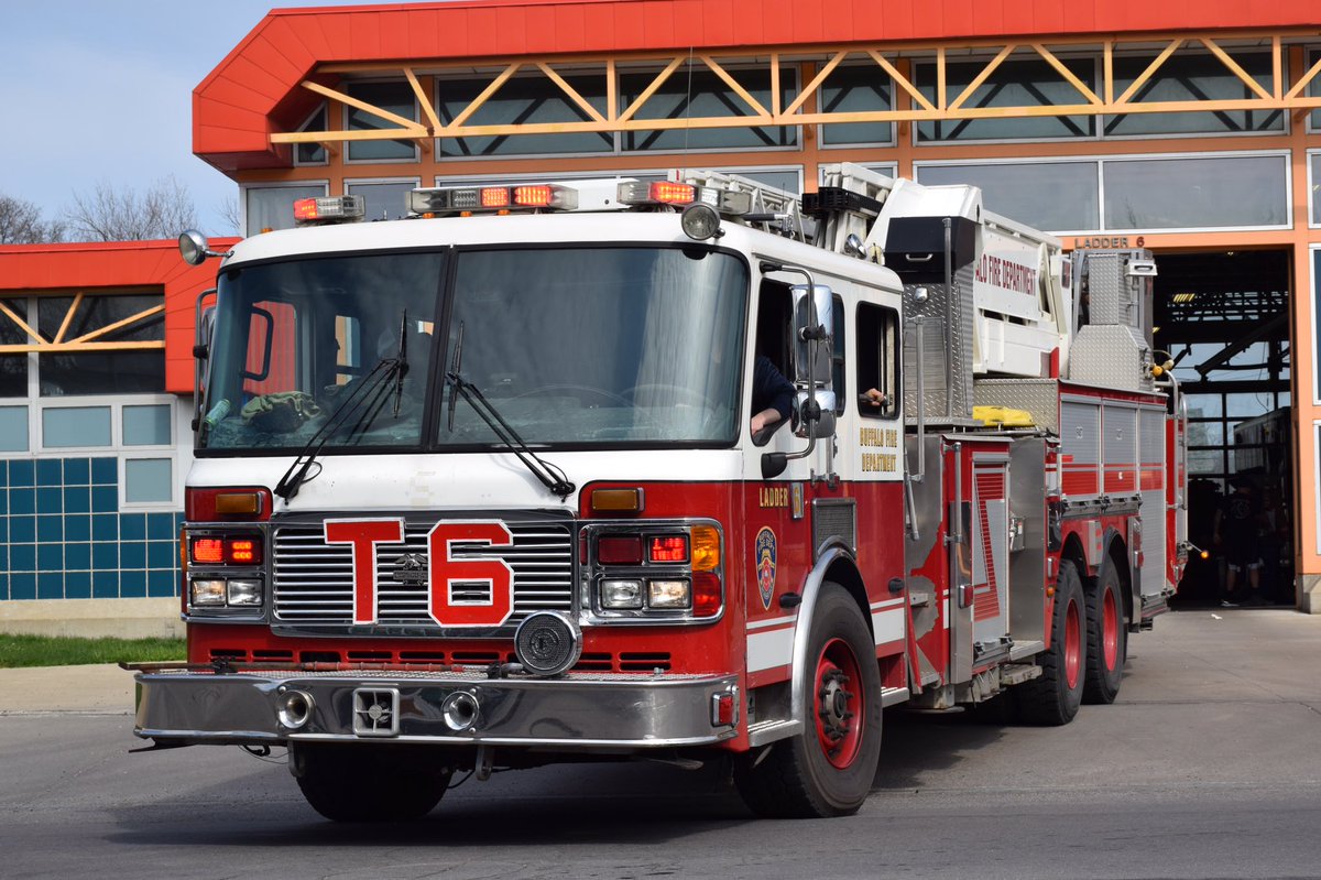 Chief_Ippy's tweet photo. As promised..the crews of #BuffaloFD E21 & T6 takin up from a dumpster fire this afternoon & takin some time to talk to this little buff, thanks a lot fellas. #BuffinInBuffalo #CBJP #Crossbuffjrphotography #alwaysbuffin https://t.co/vBwVEKgblI