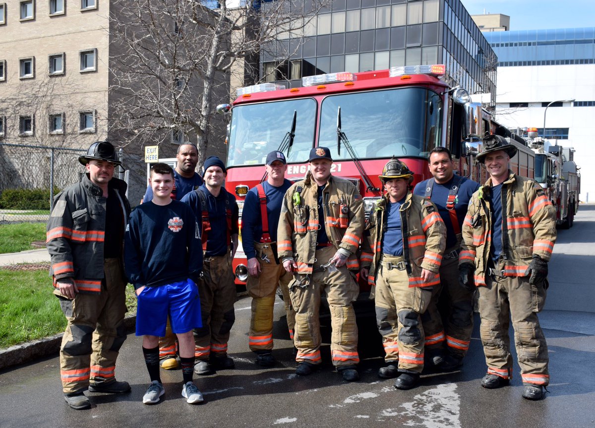 Chief_Ippy's tweet photo. As promised..the crews of #BuffaloFD E21 & T6 takin up from a dumpster fire this afternoon & takin some time to talk to this little buff, thanks a lot fellas. #BuffinInBuffalo #CBJP #Crossbuffjrphotography #alwaysbuffin https://t.co/vBwVEKgblI