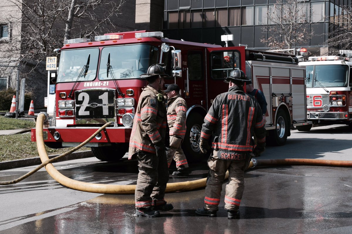 Chief_Ippy's tweet photo. As promised..the crews of #BuffaloFD E21 & T6 takin up from a dumpster fire this afternoon & takin some time to talk to this little buff, thanks a lot fellas. #BuffinInBuffalo #CBJP #Crossbuffjrphotography #alwaysbuffin https://t.co/vBwVEKgblI