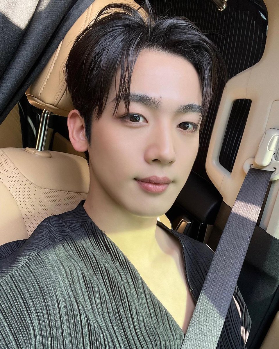 yiaohan's tweet photo. I just had a very nice weather with a blue sky that decorates it to make it look even more beautiful when viewed directly. Soon the month of May will be here, let's pray for the best for next month to be decorated with amazing memories especially with RUi. https://t.co/WCioj4JMF7