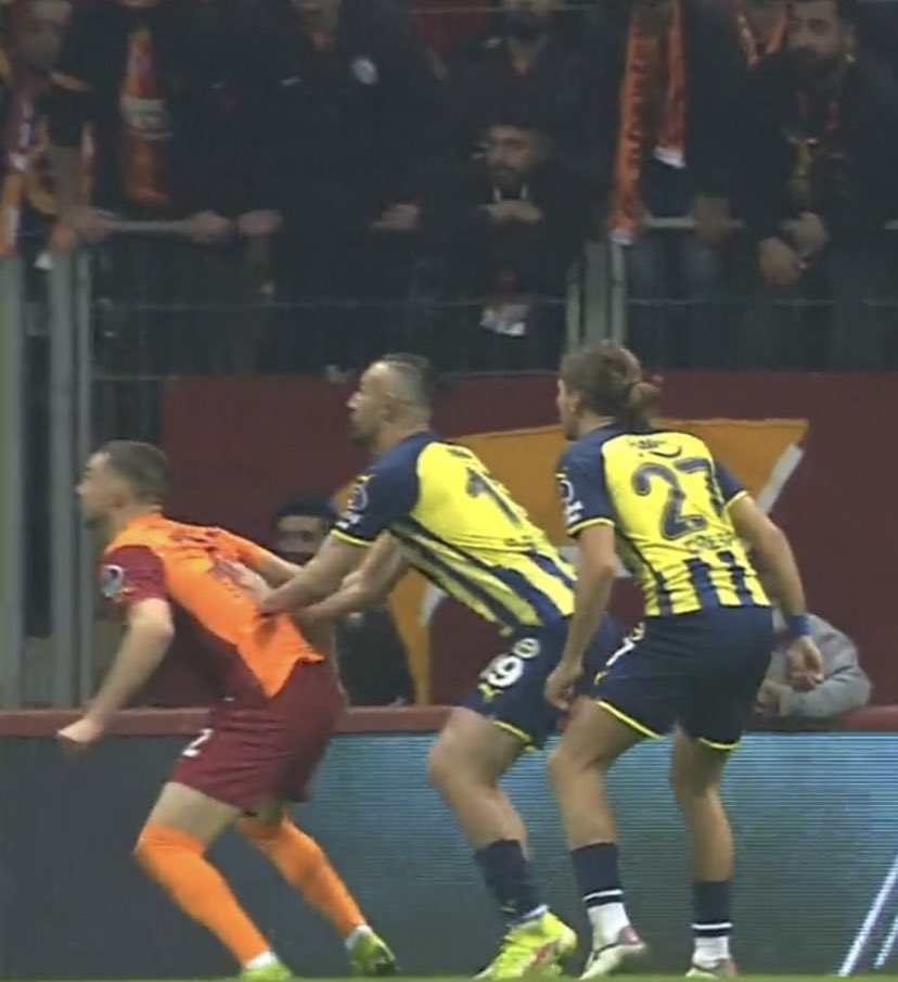 BsSariKirmizi's tweet photo. İyi giden Galatasaray 'ı Arenada doğrayan hakemler..
Maç sonrası güle oynaya galibiyet kutlayan fenerliler..
Ne oldu?? Hak yersen, zamanı gelince böyle AĞLARSIN.
@Fenerbahce
@12numaraorg
#bubirisaret https://t.co/WgPC7qHTbX