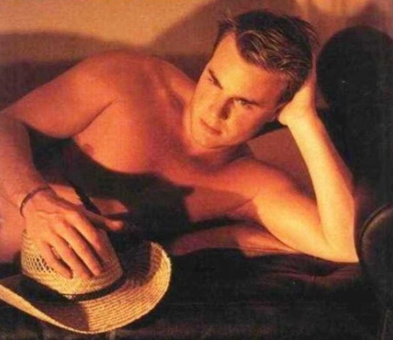 Garyismyhero's tweet photo. Goodnight @GaryBarlow, goodnight Europe! #🤠😴 #StrawHatMonth #throwback #lookatus #flashback
https://t.co/9iRujNRtIP https://t.co/gcAh6VrhWB