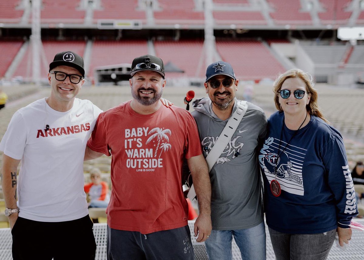 mrBobbyBones's tweet photo. Pre show with Garth and Trisha. See you in a bit Fayetteville. https://t.co/2pJe6MqyyM