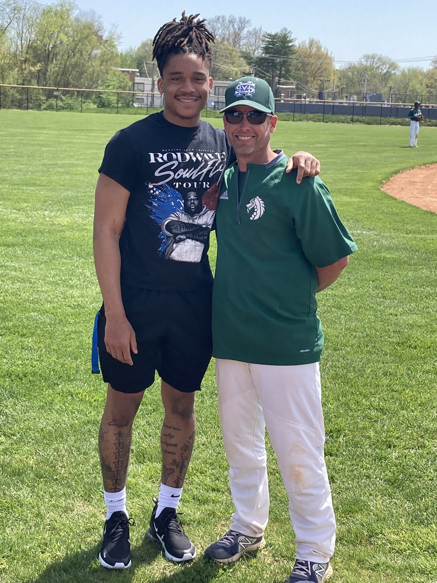 Look who showed up to Divis Field today! <a href="/StMarysDragons/">St. Mary's South Side Catholic High School</a> split DH vs Duchesne taking gm2 in walk off fashion..Devan Jordan’s rope to left brings home Roderick Brown in the bottom 7 to win 2-1.  Dragons take 2 of 3 on wknd. #family #southside <a href="/smoovYC1/">Yuri Collins</a> <a href="/stmarysstlalum/">SMHS STL Alumni</a> <a href="/STLhssports/">STLhighschoolsports</a>