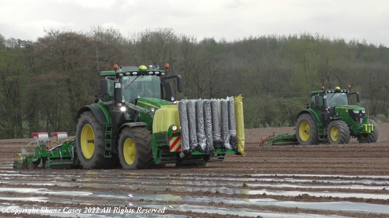 sgcaseyck25's tweet photo. #SpringTillage2022 A good afternoon with the cameras near home. First maize crew of the season. Great ground conditions but a biting breeze from the North East. A word of thanks to the team at @NoonanAgri great to catch ye in action again
@samcosystem https://t.co/KNTYrBVIKl