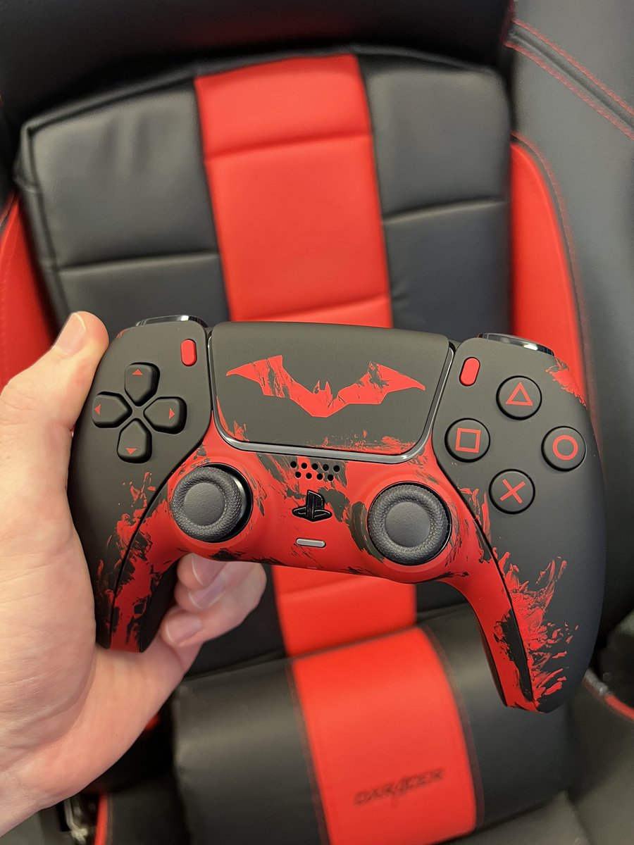 This #TheBatman custom PS5 controller is sick! #ps5 #Batman #PlayStation5