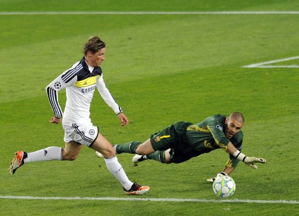 ActuFoot_'s tweet photo. Il y a 11 ans jour pour jour, Fernando Torres envoyait Chelsea en finale de la Ligue des Champions après un but d’anthologie contre Barcelone. 😍 https://t.co/cKI99WoTmp