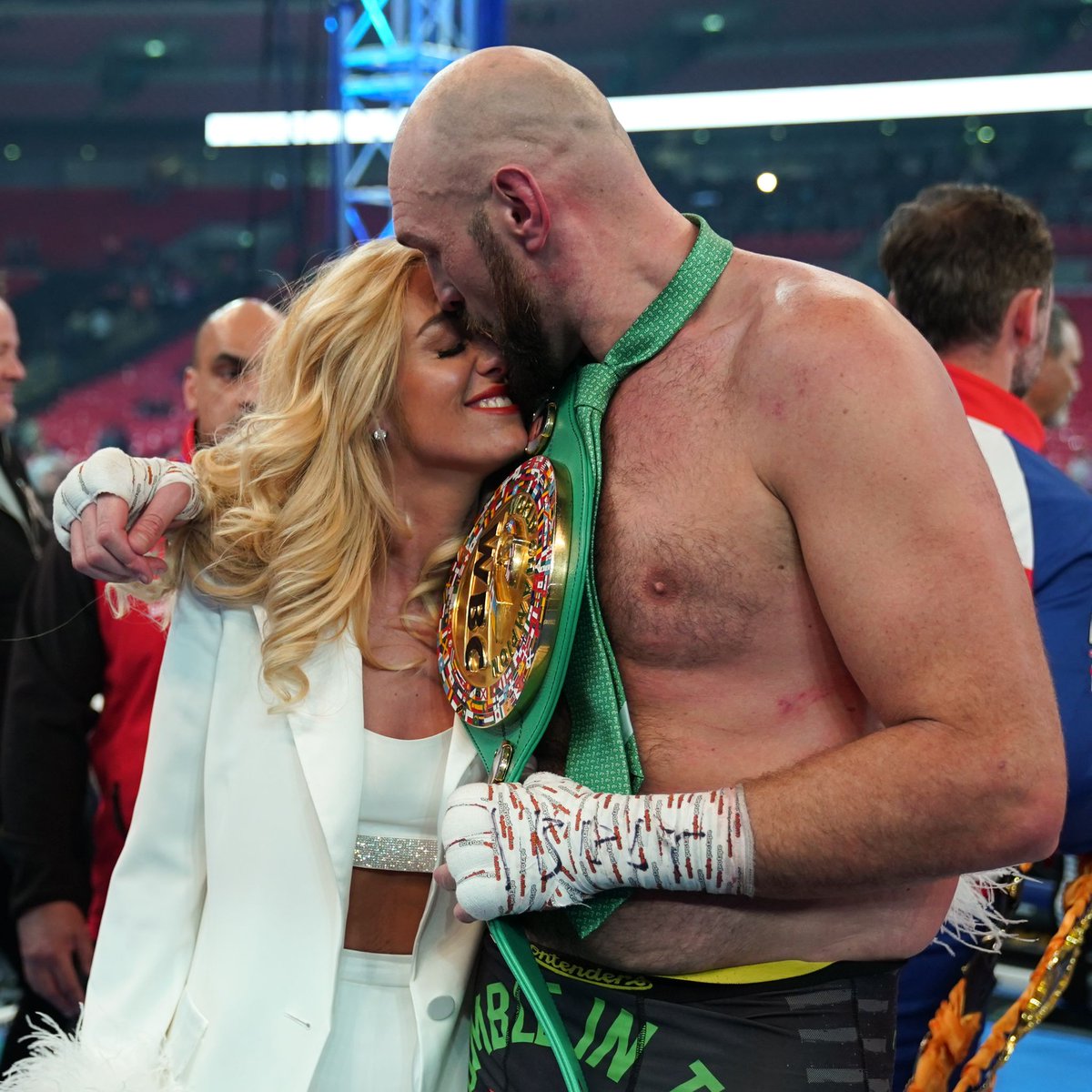 🤴 The Gypsy King <a href="/Tyson_Fury/">TYSON FURY</a> with his queen after taking all the spoils of glory at Wembley Stadium. 🏟 #FuryWhyte