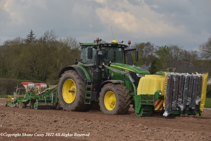 sgcaseyck25's tweet photo. #SpringTillage2022 A good afternoon with the cameras near home. First maize crew of the season. Great ground conditions but a biting breeze from the North East. A word of thanks to the team at @NoonanAgri great to catch ye in action again
@samcosystem https://t.co/KNTYrBVIKl