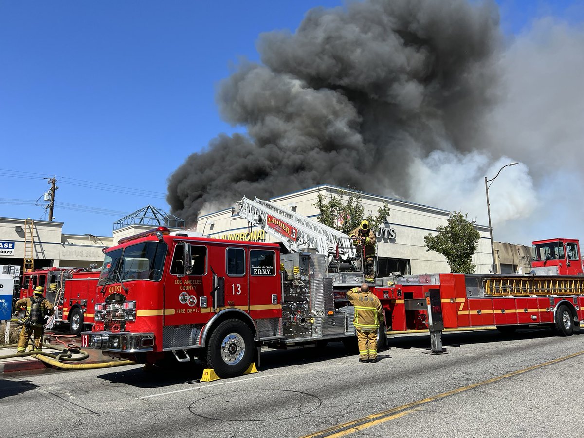 firecom451's tweet photo. Commercial Fire in Huntington Park #sevillefire@LACoFDPIO https://t.co/Pdp0hTYRfL