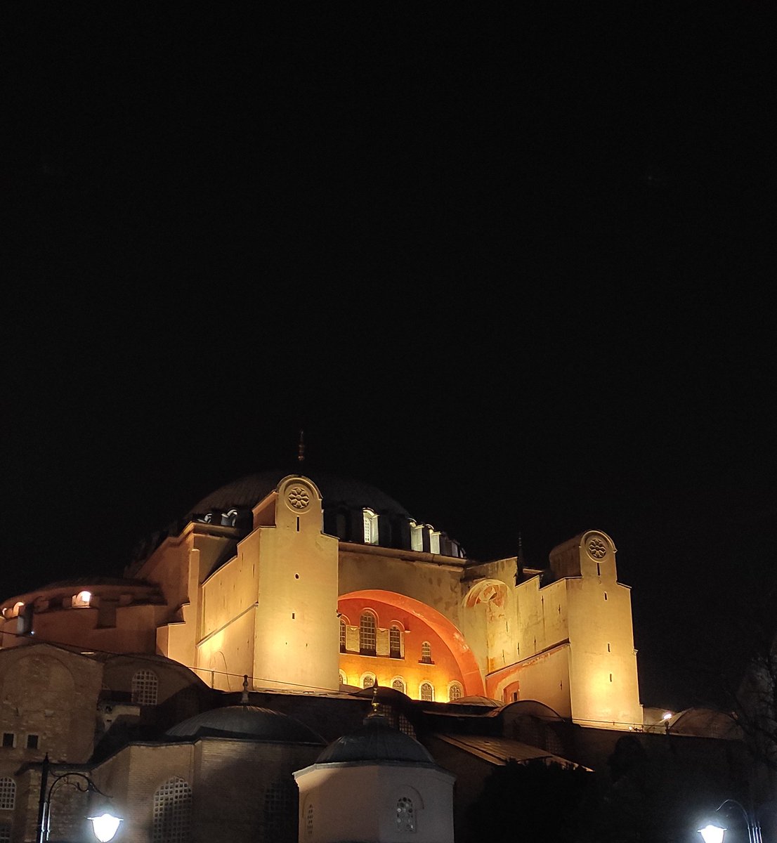 bukrenehar's tweet photo. Önce Eyüp Sultan camiine gitmeye karar verdik. Sonra karar değiştirip Fatih camiine gidelim dedik. Vapurla karşıya geçerken Ayasofya'ya şöyle bir baktım ve dedim ki "Muhteşem gözükmüyor mu?"
ve soluğu burada aldık 🤍
Güzel mekanlar ve güzel dostlar için çokça hamd💐 https://t.co/imXJPJETWe