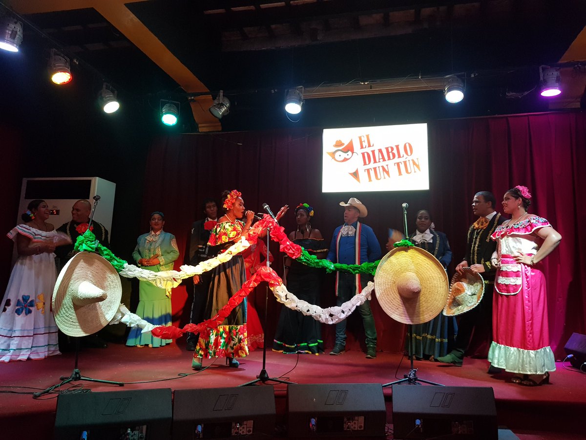 Emocionante presentación del proyecto México-La Habana en marco 30 Feria Internacional del Libro de La Habana. México invitado de honor.
Vibramos con bellas canciones. 
#CubaEsCultura 
#EGREM